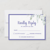 Romantische witte zachte bloem paarse bruiloft RSVP kaartje (Voorkant)