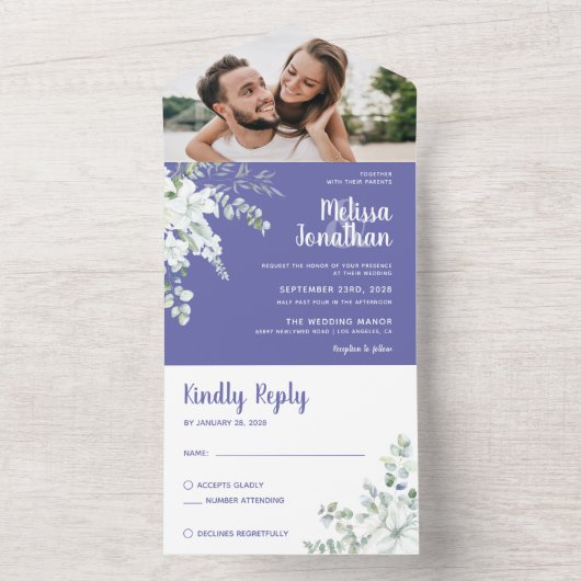 Romantische witte zachte bloem paarse fotobruiloft all in one uitnodiging (Binnen)