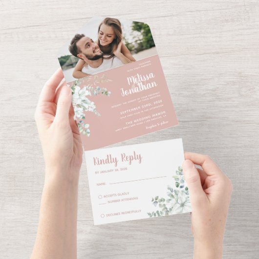 Romantische witte zachte bloem roze fotobruiloft all in one uitnodiging (Afscheurbaar)