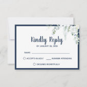 Romantische witte zachte bloemen blauwe bruiloft RSVP kaartje (Voorkant)