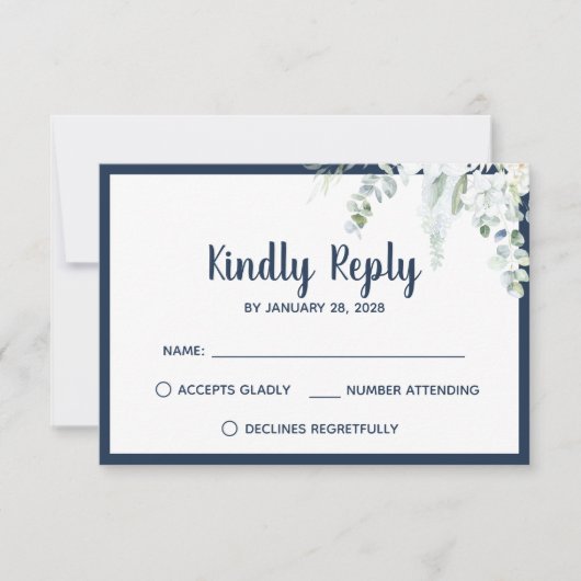 Romantische witte zachte bloemen blauwe bruiloft RSVP kaartje (Voorkant)