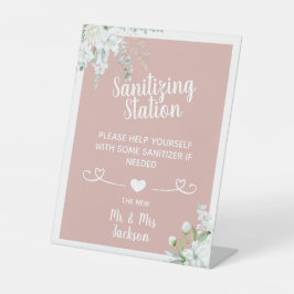 Romantische, zachte bloemen bruiloft bedekte sanit reclamebord met voetstuk