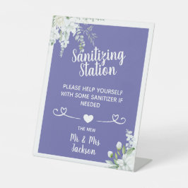 Romantische zachte bloemen bruiloft bedekte saniti reclamebord met voetstuk