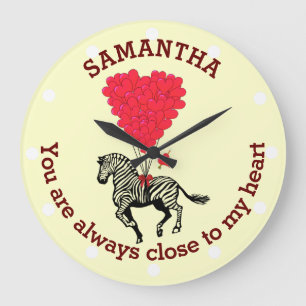 Romantische zebra en rood hart gepersonaliseerd grote klok