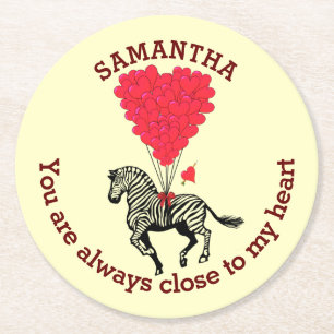 Romantische zebra en rood hart gepersonaliseerd ronde kartonnen onderzetter