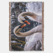 Romantische zwanen in een winterwonderland deken (Voorkant Verticaal)