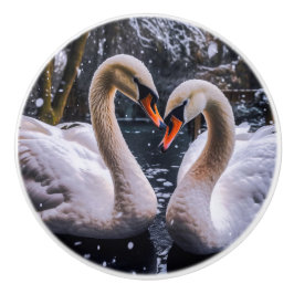 Romantische zwanen in een winterwonderland keramische knop
