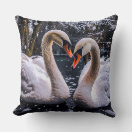 Romantische zwanen in een winterwonderland kussen