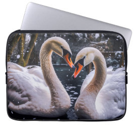 Romantische zwanen in een winterwonderland laptop sleeve