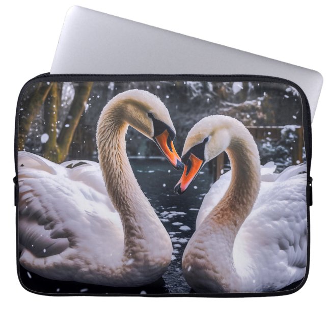 Romantische zwanen in een winterwonderland laptop sleeve (Voorkant)
