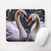 Romantische zwanen in een winterwonderland muismat (Met muis)