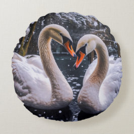 Romantische zwanen in een winterwonderland rond kussen