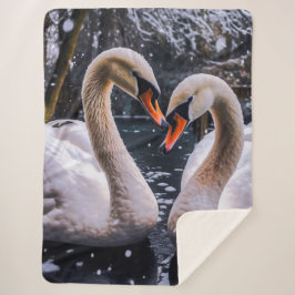 Romantische zwanen in een winterwonderland sherpa deken