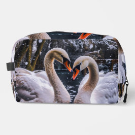 Romantische zwanen in een winterwonderland toilettasje