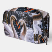 Romantische zwanen in een winterwonderland toilettasje (Rechterhoek)