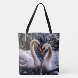 Romantische zwanen in een winterwonderland tote bag