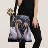 Romantische zwanen in een winterwonderland tote bag (Dichtbij)
