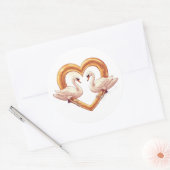 Romantische zwanen met hartvorm ronde sticker (Envelop)