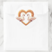 Romantische zwanen met hartvorm ronde sticker (Tas)