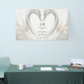 Romantische Zwanen Trouwpaar Monogram Spandoek (Beurs)