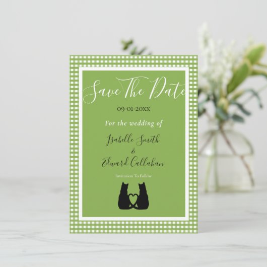 Romantische zwarte kat paar groene gingham patroon save the date (Staand voorkant)