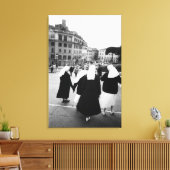 Rome Italië, Nonnen Patrouille! (NR) Canvas Afdruk (Insitu (Woonkamer))