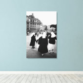 Rome Italië, Nonnen Patrouille! (NR) Canvas Afdruk (Insitu (Houten vloer))
