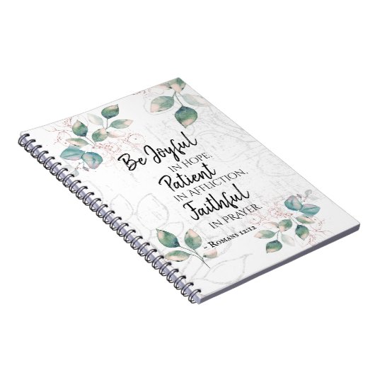 Romeinen 12:12 Wees hoopvol, trouw in de gebeden Notitieboek (Rechterzijde)