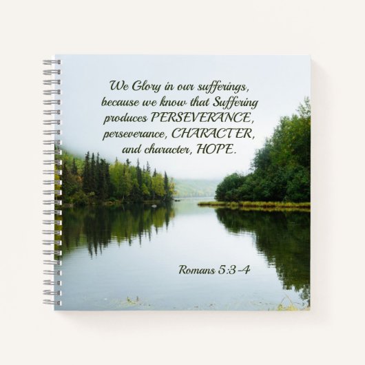 Romeinen 5:3-4 We glory in ons Sufferings Lake Tre Notitieboek (Voorkant)