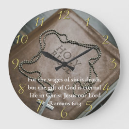 Romeinen 6:23 Heilige Bijbel met zilverkruis erop Grote Klok