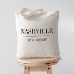 Romeinse cijfers datum & stad bruiloft welkom tote bag<br><div class="desc">Deze moderne minimalistische bruiloft canvas tassen maken grote bruidsfeestgeschenken,  welkomsttassen,  of gunsten. Clean minimal design beschikt over uw trouwstad en datum in moderne zwarte serif belettering,  doorsneden door een enkele lijn. Uw trouwdatum in Romeinse cijfers voegt een chique touch toe.</div>
