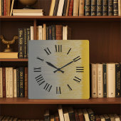 Romeinse uurmarkeringen, zwart op goud en zilveren vierkante klok