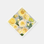 Romige gele rozen bloemig op grijs servet (Hoek)