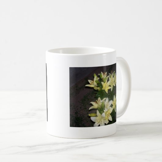 Romige witte lelies op zwarte achtergrond koffiemok (Voorkant rechts)