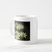 Romige witte lelies op zwarte achtergrond koffiemok (Voorkant links)