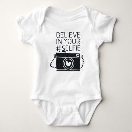 Rompertje met de tekst: Believe in your #selfie Romper