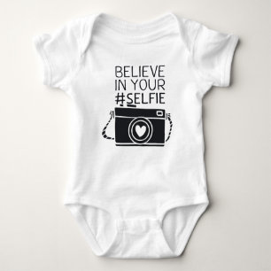 Rompertje met de tekst: Believe in your #selfie Romper