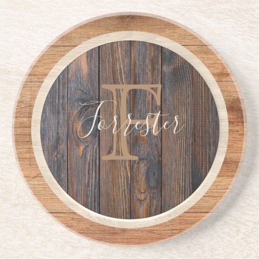 Rond houten onderzetter met rustieke tint en monog (Voorkant)