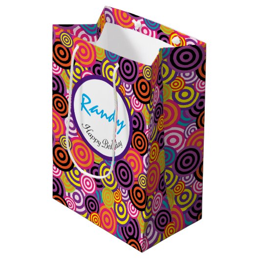 Rond in cirkels Happy Birthday personaliseren Medium Cadeauzakje (Voorkant Gekanteld)