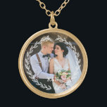 Rond  Lijst Monogrammed Foto Goud Vergulden Ketting<br><div class="desc">Delicate Leaves Lijst Monogrammed Foto Design.</div>