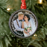 Rond  Lijst Monogrammed Foto Metalen Ornament<br><div class="desc">Delicate Leaves Lijst Monogrammed Foto Design.</div>