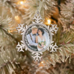 Rond  Lijst Monogrammed Foto Tin Sneeuwvlok Ornament<br><div class="desc">Delicate Leaves Lijst Monogrammed Foto Design.</div>