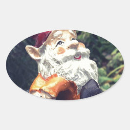 Rond met de gnoom in de tuin. ovale sticker