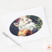 Rond met de gnoom in de tuin. ovale sticker (Envelop)