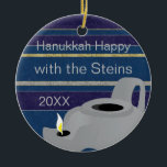 rond Ornament van de hanukkah "Oil Lamp/Gold"-cirk<br><div class="desc">Hanukkah "Oil Lamp/Gold" Ornament. (2 zijdelings) Personaliseer door tekst op voor en rug van het ornament te schrappen. Dan gebruikend uw favoriete doopvontkleur, grootte, en stijl, typ in uw eigen woorden. Bedankt voor het stoppen en winkelen. Veel waardering! Happy Chanukah/Hanukkah! Breng veel meer vakantiewenk aan uw boom met een aangepast...</div>