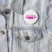 Ronde Button: Just Yes (wit-magenta) Button 5,7 Cm (In situ)