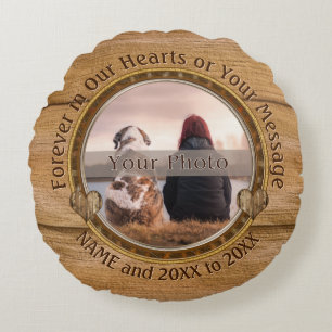 Ronde foto's en speciale herdenkingspiloot rond kussen