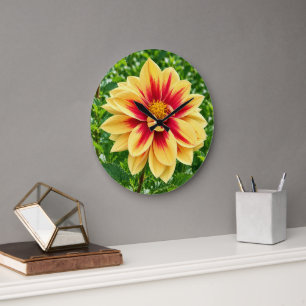 Ronde klok met gele dahlia bloem