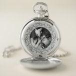 Ronde Lijst - Aangepaste foto Zakhorloge<br><div class="desc">Dit  zilvergrijze design ziet er geweldig uit met zwarte en witte foto's. U kunt een kleurenfoto in b&w veranderen gebruikend een filter. Klik op Aanpassen om uw afbeelding te wijzigen.</div>