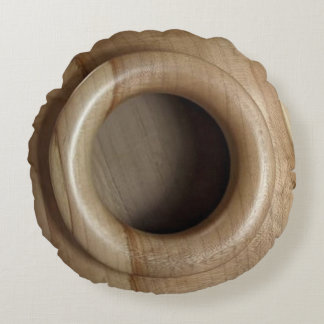 Ronde loods met houten vaartuig en houten deksel rond kussen
